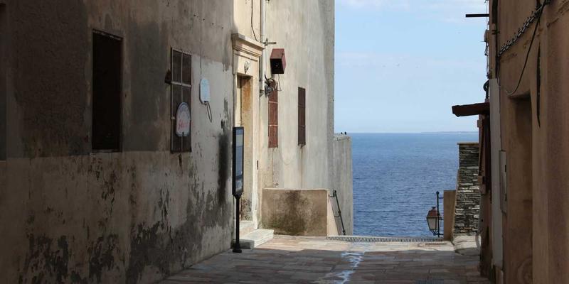 光影重塑建筑灵魂：瑞能LED复古风格照明解决方案深度解析