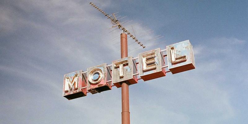 瑞能LED22:融合商业显示、建筑亮化与复古美学的照明革新