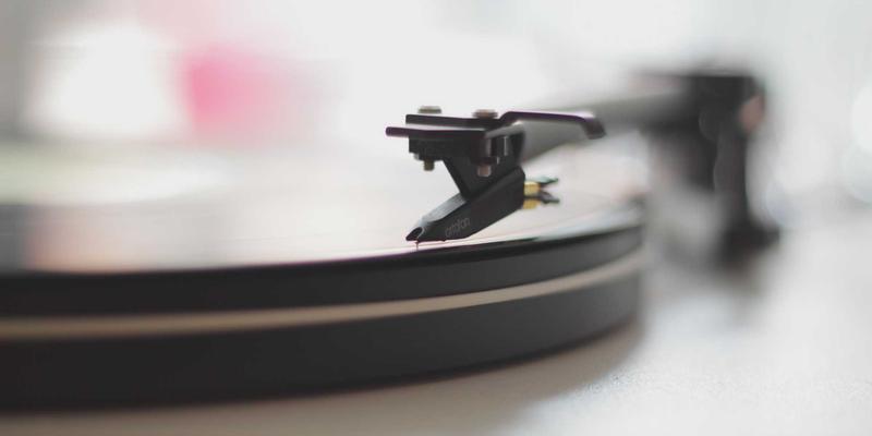 瑞能LED路灯：以复古风格照明与单灯控制技术，点亮智慧城市建筑亮化新篇章